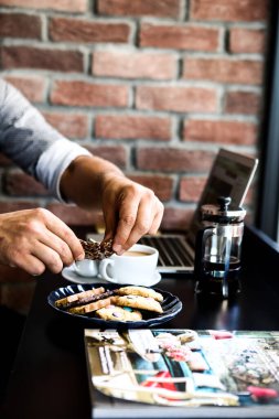 Lezzetli kurabiyeli bir bardak filtre kahve.