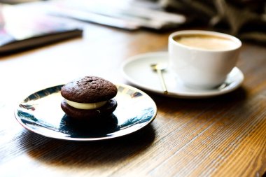 Bir fincan filtre kahve ve lezzetli kurabiyeler.