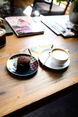 Bir fincan filtre kahve ve lezzetli kurabiyeler.