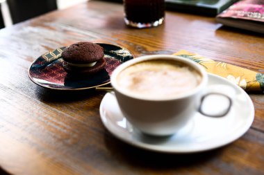 Bir fincan filtre kahve ve lezzetli kurabiyeler.