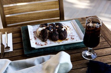 Patates kızartmalı lezzetli köfteler. 