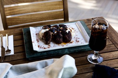 Patates kızartmalı lezzetli köfteler. 