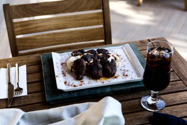 Patates kızartmalı lezzetli köfteler. 