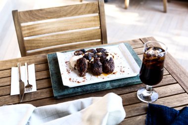 Patates kızartmalı lezzetli köfteler. 