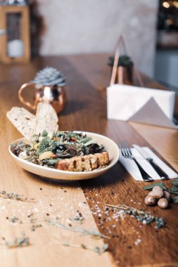 Taze salata tabağı ile karışık yeşillik