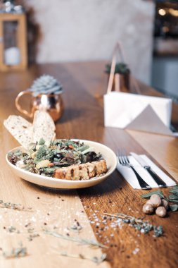 Taze salata tabağı ile karışık yeşillik