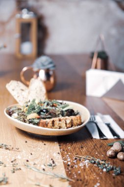 Taze salata tabağı ile karışık yeşillik