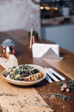 Taze salata tabağı ile karışık yeşillik