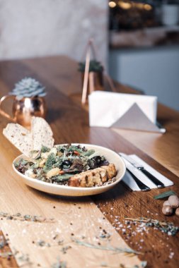 Taze salata tabağı ile karışık yeşillik