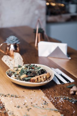 Taze salata tabağı ile karışık yeşillik