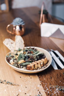 Taze salata tabağı ile karışık yeşillik