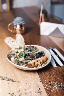 Taze salata tabağı ile karışık yeşillik