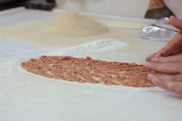 Изготовление Турецкой Пиццы Лахмакуна Фаст Фуд Популярная Уличная Еда Средиземноморских — стоковое фото