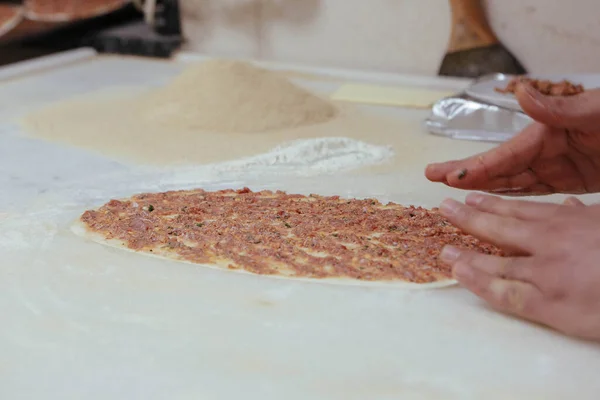 Török Pizza Vagy Lahmacun Készítése Gyorsétterem Népszerű Utcai Ételek Mediterrán — Stock Fotó