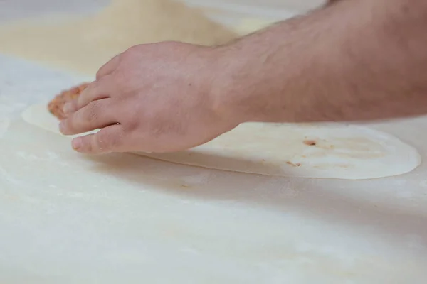 Výroba Turecké Pizzy Nebo Lahmacun Fast Food Populární Pouliční Jídlo — Stock fotografie