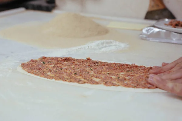 Изготовление Турецкой Пиццы Лахмакуна Фаст Фуд Популярная Уличная Еда Средиземноморских — стоковое фото