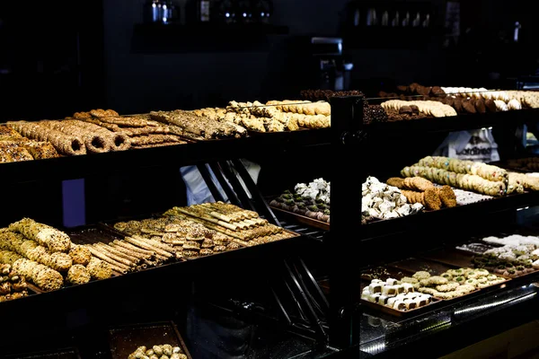 Group Bakery Fresh Bagel Simit Gevrek Bread Cake Showcase — Stock Photo, Image