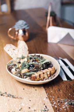 Taze salata tabağı ile karışık yeşillik