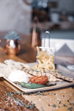 Masada lezzetli tavuk yemeği