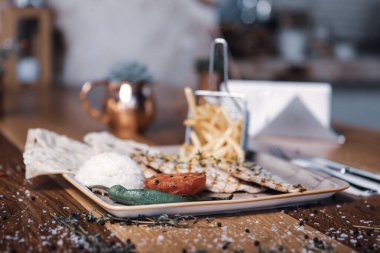 Masada lezzetli tavuk yemeği