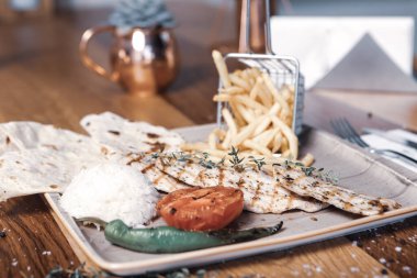 Masada lezzetli tavuk yemeği