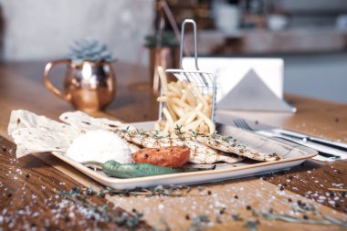 Masada lezzetli tavuk yemeği