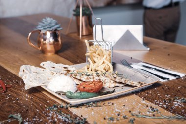 Masada lezzetli tavuk yemeği