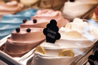 Buzdolabında lezzetli meyveli dondurma var..