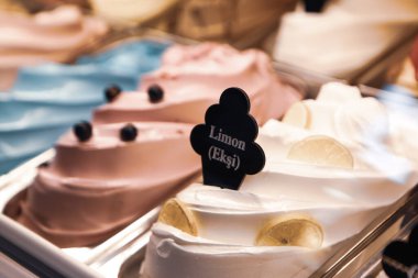 Buzdolabında lezzetli meyveli dondurma var..