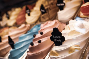 Buzdolabında lezzetli meyveli dondurma var..