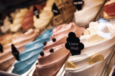 Buzdolabında lezzetli meyveli dondurma var..