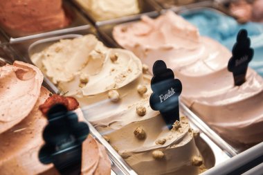 Buzdolabında lezzetli meyveli dondurma var..