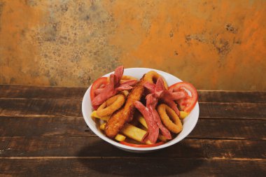 Lezzetli yemek tabağı, masada patates kızartması. 