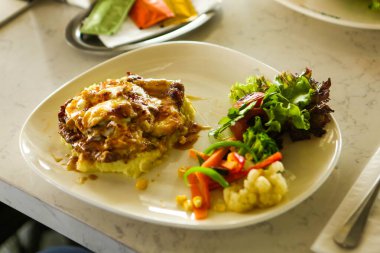 Masada lezzetli tavuk yemeği