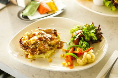 Masada lezzetli tavuk yemeği