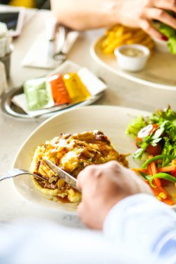 Masada lezzetli tavuk yemeği