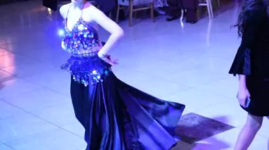 Çekici göbek dansçıları Sahnede doğulu dansçılar