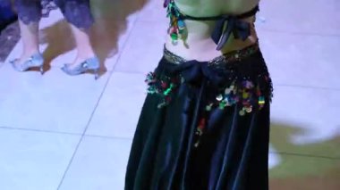 Çekici göbek dansçıları Sahnede doğulu dansçılar