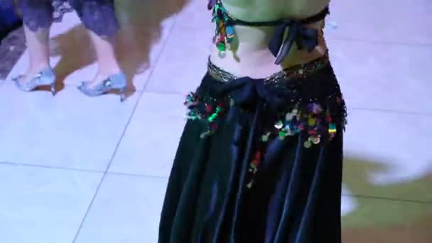 舞台上迷人的肚皮舞东方舞者 — 图库视频影像