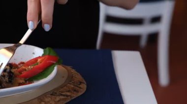 Soslu ızgara Galiçya ahtapotu bacağı.