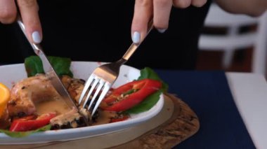 Soslu ızgara Galiçya ahtapotu bacağı.