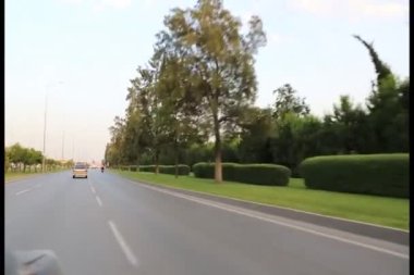 Antalya 'da, arka planda güzel bir sahne ile otoyolda araba sürmek.