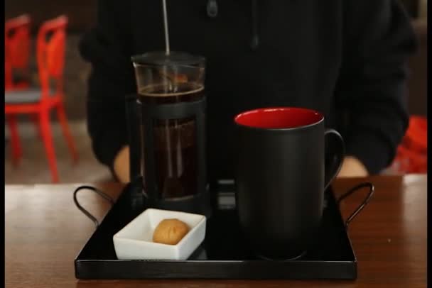 Joven Mujer Está Vertiendo Filtro Café Taza — Vídeo de stock