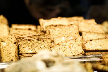 Bir grup çeşit kurabiye. Çikolata parçacıklı, yulaflı, kuru üzümlü, beyaz çikolatalı.