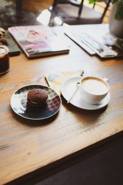 Bir grup çeşit kurabiye. Çikolata parçacıklı, yulaflı, kuru üzümlü, beyaz çikolatalı.