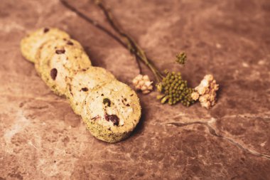 Bir grup çeşit kurabiye. Çikolata parçacıklı, yulaflı, kuru üzümlü, beyaz çikolatalı.