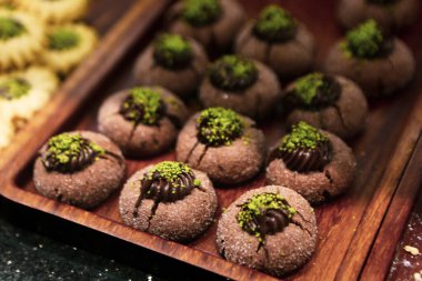 Bir grup çeşit kurabiye. Çikolata parçacıklı, yulaflı, kuru üzümlü, beyaz çikolatalı.