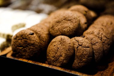 Bir grup çeşit kurabiye. Çikolata parçacıklı, yulaflı, kuru üzümlü, beyaz çikolatalı.