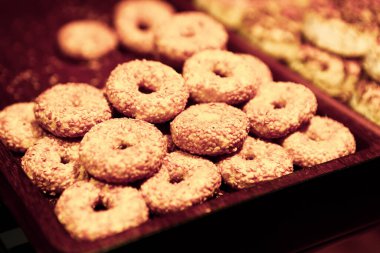 Bir grup çeşit kurabiye. Çikolata parçacıklı, yulaflı, kuru üzümlü, beyaz çikolatalı.