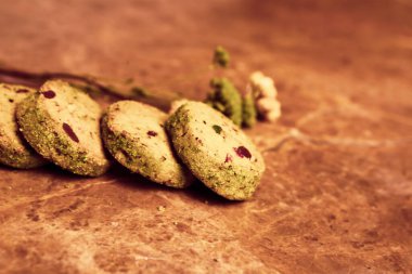 Bir grup çeşit kurabiye. Çikolata parçacıklı, yulaflı, kuru üzümlü, beyaz çikolatalı.